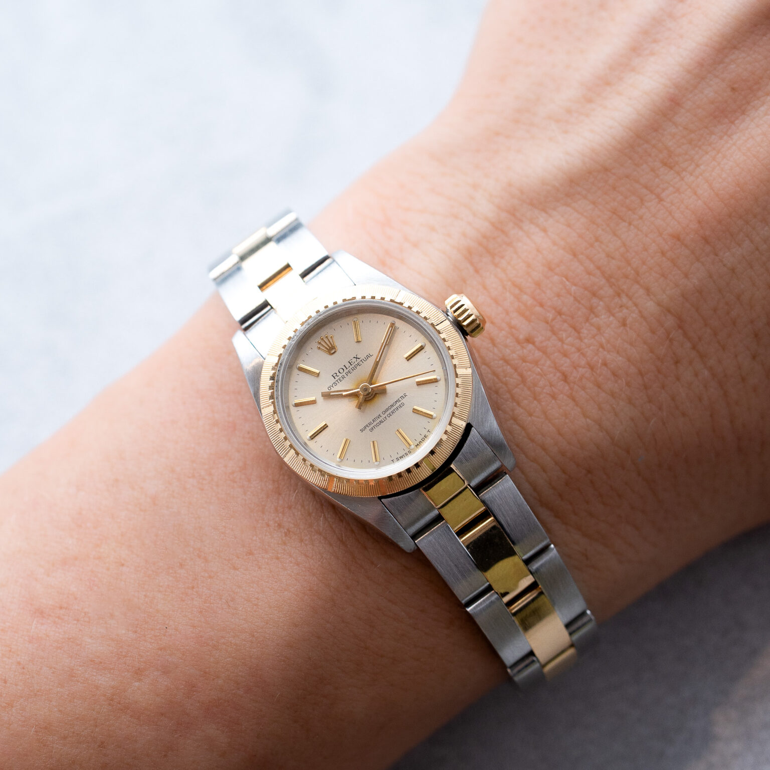 Rolex Oyster Perpetual 24 – Ref. 67243 | Silver Sunburst Dial | 1991 - Image 2